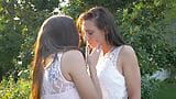 Aidra Fox y Madi Meadows al aire libre lesbiana romántico sexo oral snapshot 4