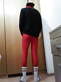 Divertimento a casa indossando un costume Zentai rosso snapshot 4