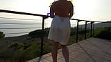 Beyaz saten elbiseli tombul orta yaşlı seksi kadın gün batımı balkonda seks - projectfundiary snapshot 5