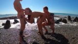 4 mecs baisent une pute russe sur la plage snapshot 4