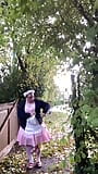 Nel vestito di una cameriera rosa per andare a portare il lattina del trash snapshot 10