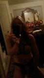 Une femme sexy joue dans le miroir. snapshot 1