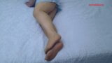 Anna di atas katil, menunjuk-nunjuk dalam pantyhose. snapshot 3