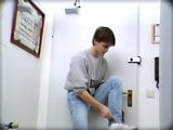 Молодий хлопець у джинсах отримує ділдо поштою (винтаж 90-х) snapshot 2