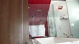 Alleenstaande vrouwelijke masturbatie in een douche blijkt een lesbische open haard te zijn met een andere roodharige snapshot 5