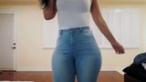 Sexy große Latina, die Jeans-Bikinis modelliert snapshot 2