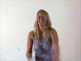 Womanizer - une blonde aux gros seins naturels danse snapshot 3