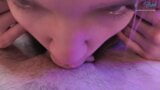 Amateur süßes Teen lutscht Schwanz und schluckt Sperma in den Mund snapshot 15