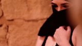 Ragazza araba molto calda in un fumo di hijab snapshot 12