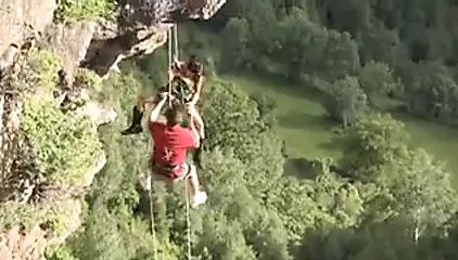 Pendaki gunung gila berkongkek di udara pertengahan