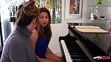 Peluda adolescente faz uma pausa do piano para uma rapidinha com sua professora milf snapshot 2