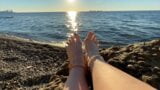 Maîtresse Lara joue avec ses pieds et ses orteils sur la plage snapshot 1