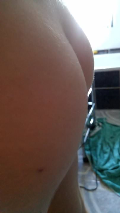 Une fille poilue nue se brosse les cheveux