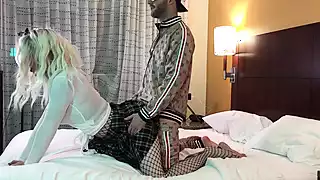 Rapper šuká sexy blonďatou trans studentku zezadu | xHamster