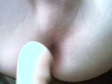 Twink neukt zijn kont met een enorme dildo snapshot 1