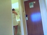 Британская девушка шаловливо писает и мастурбирует на кровати отеля snapshot 1