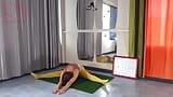 Regina Noir. Yoga in gelben Strumpfhosen beim Yoga im Fitnessstudio. Ein Mädchen ohne Höschen macht Yoga. Ein Athlet trainiert in einem öffe snapshot 14