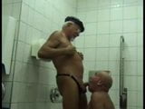 Oude mannen neuken in een openbaar toilet snapshot 5