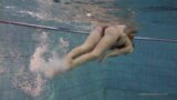 Nastya besloot om onder water erotiek te doen snapshot 3