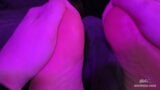 Lôi kéo lòng bàn chân và ngón chân nhăn nheo massage và bôi kem snapshot 7