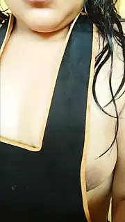 Nagn khana banana usne mujhe rasoee men pakara aur mujhe sharm aa ...