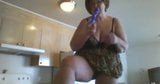 Sucia gordita abuelita de pie masturbándose snapshot 7