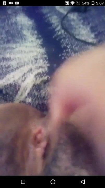Awek muda suka menggesel pepeknya secara langsung