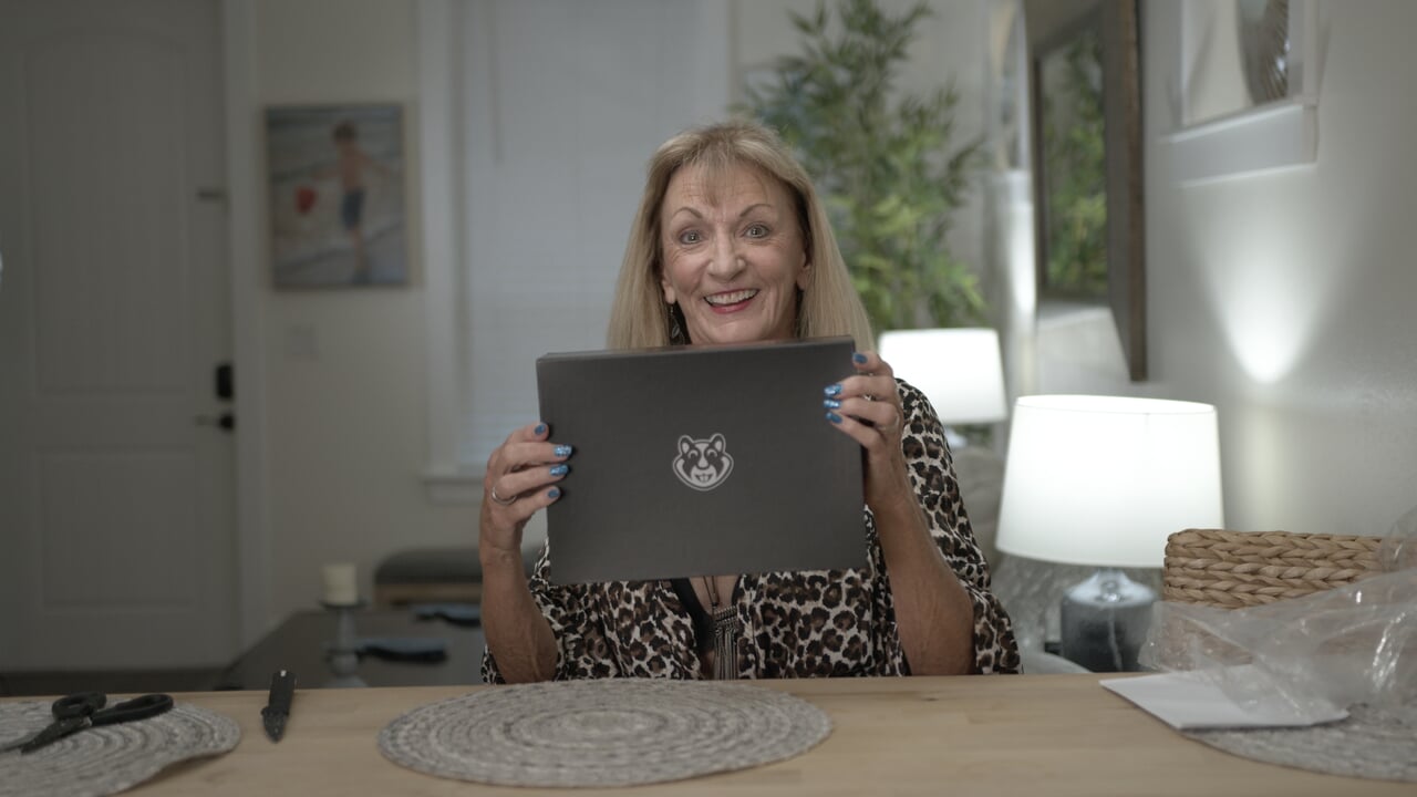 GiLF opens a box and receives a special visit…