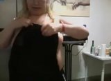 Rubia ama de casa muestra culo y tetas snapshot 6