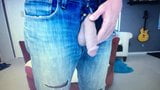 Ragazzo etero in jeans mostra il suo enorme cazzo flaccido e le palle snapshot 6