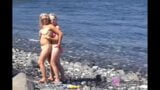 Topless lesbiennes Candy Elektra en haar vriendin vrijen! snapshot 5