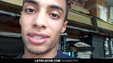 Latinleche - ein lateinischer Junge mit Zahnspange nimmt schmutzige Gesichtsbesamung snapshot 5