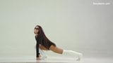 Bruna con grandi tette, l'adolescente Tonya Bellucci è una ginnasta calda snapshot 2