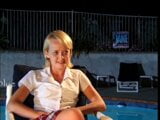 Une lycéenne blonde se déshabille au bord de la piscine et excite son copain snapshot 2