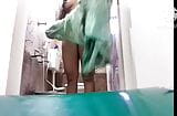 Swetha tamilische Ehefrau badet selbstgedrehtes Video snapshot 1