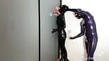 Aangeraakte fetisj - latex - bdsm-koppel in rubber catsuits - onderdanige slaaf is vastgebonden in bondage, geslagen, geslagen en gepeddeld snapshot 3