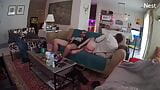 Papi se folla al novio más joven en el sofá snapshot 5
