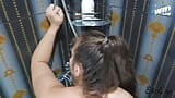 Atrapé a su esposa en la ducha, no pudo resistirse y la folló snapshot 8