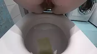 Memek berbulu tua kencing di toilet. pantat besar, lubang dubur ...