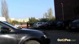 Hocken zwischen geparkten Autos, um öffentlich zu pissen snapshot 2