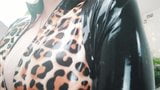 ラテックスラバーキャットスーツの自撮りビデオ、ファッションキャットスーツの熟女 snapshot 3