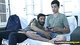 Twink ninfómana penetrado por gay cachondo en el culo en cuatro snapshot 4