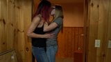 Lesbian seksi berciuman dengan jeans snapshot 11