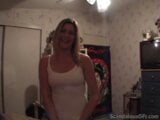 Perfekte Blondine zeigt mittlere Titten und Blowjob snapshot 1