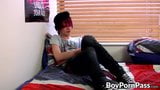 Emo sweetheart Damien Winters jacking off vigorously snapshot 2