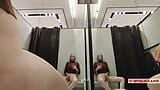 Masturbation risquée dans une cabine d’essayage dans un centre commercial. Je voulais prendre un risque et avoir un orgasme rapide en me baisant dans la cabine d’essayage snapshot 9