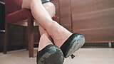 Ordeno que lame mis tacones altos sucios snapshot 12