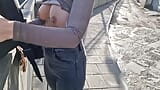 Desdopo mis pechos, me cambio la camiseta en medio de la ciudad y me paseo mostrando mis tetas y pezones erectos snapshot 8