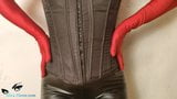 Une rousse chic danse dans un legging en cuir noir et des gants rouges snapshot 9