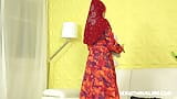 Женщина в хиджабе была слишком шумной, поэтому ей заткнули рот кляпом snapshot 3
